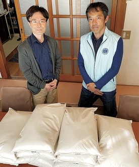 寄付を行った同LCの楡井会長(右)と同施設の代表・前川礼彦さん