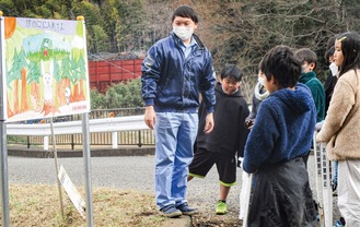 子どもたちの作画を使い設置された不法投棄防止を呼び掛ける看板＝２月24日、芹沢