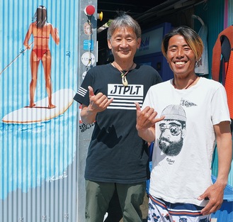 ショップの前で笑顔を見せる細井さん（左）と吉田さん＝17日、Ｈｏｓｓｉｉサーフ＆スポーツ