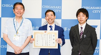 佐藤市長(左)からの感謝状を手にする山本社長(中央)