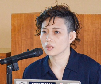 参加者を前に、聴覚障害者に対する理解を訴えた那須さん＝７月21日、茅ヶ崎商工会議所