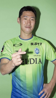 日本でもブームとなった韓国発祥の｢指ハート｣ポーズで笑顔を見せるキム・ミンテ選手
