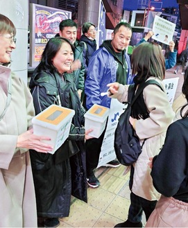 募金の呼び掛けにこたえる市民に笑顔を見せる杉田さん（左から２人目）