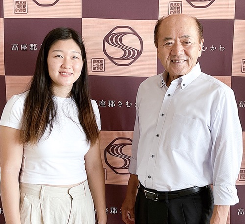 笑顔で報告をした畠山選手（左）と木村町長