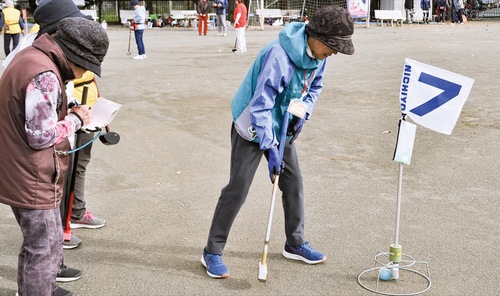 グラウンドゴルフを楽しむ参加者
