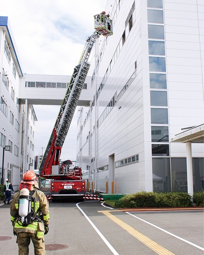 はしご車を導入し訓練が行われた＝提供