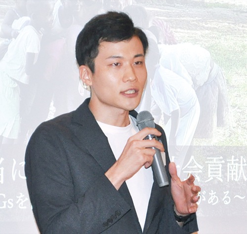 卓話を行った原さん＝12日、ルアンホール