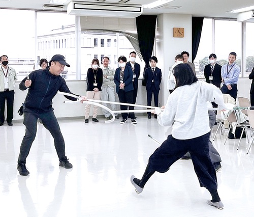 刃物を持った不審者に、さすまたで応戦する訓練の様子