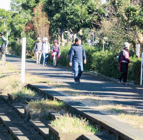 寒川広域リサイクルセンター付近を思い思いのスピードで歩く参加者（昨年）＝主催者提供