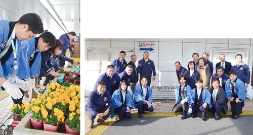 左）慣れた手つきで植えていく右）さわやかな汗をかいた参加者