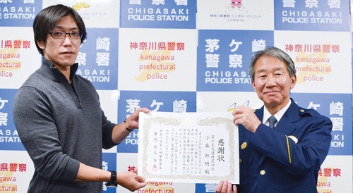 奈良署長から感謝状を受け取る小森さん（左）