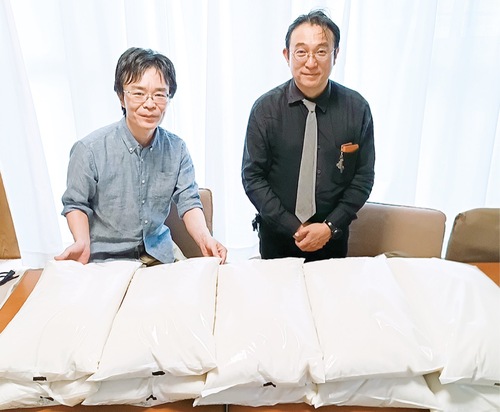 米を寄贈した同ＬＣの香川会長(右)と、ホーム長の前川礼彦さん＝10月23日