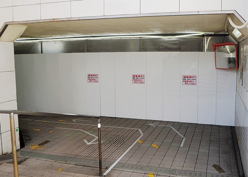 工事中の地下道