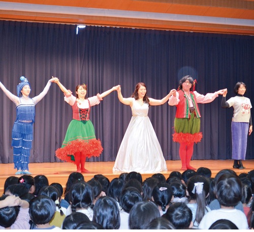 興味津々にオペラを鑑賞する園児