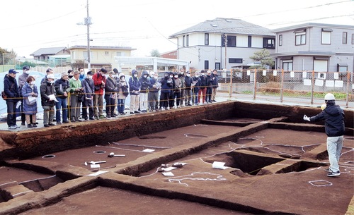 市職員の説明を聞く参加者