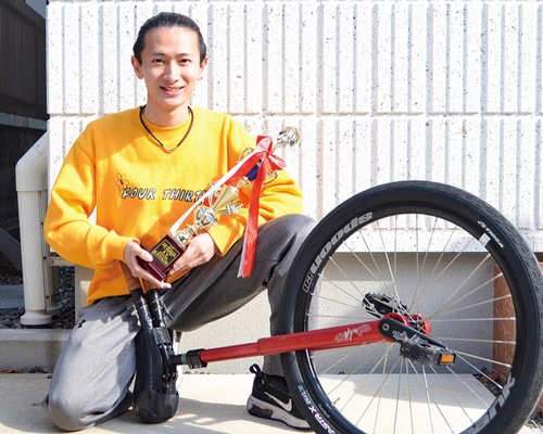 優勝トロフィーを手に笑顔を見せる内田さん＝１月24日