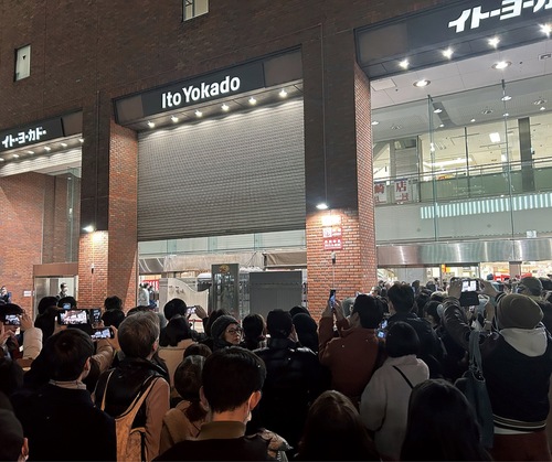 閉店の瞬間を多くの市民が見守った＝１月５日