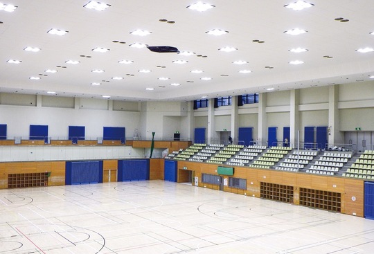 第１体育室は天井をLED化し輻射式パネルによる空調設備（青い部分）も導入した＝茅ヶ崎市提供