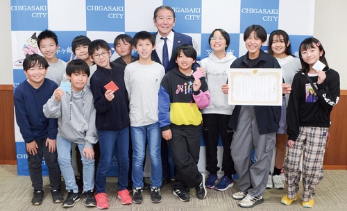 贈呈式での児童たち