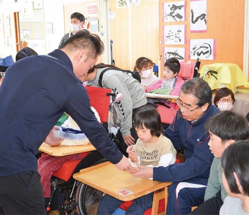 チョコレートを手渡す石原さん