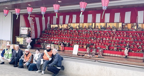 展示中のひな人形と伝統文化の会のメンバーら