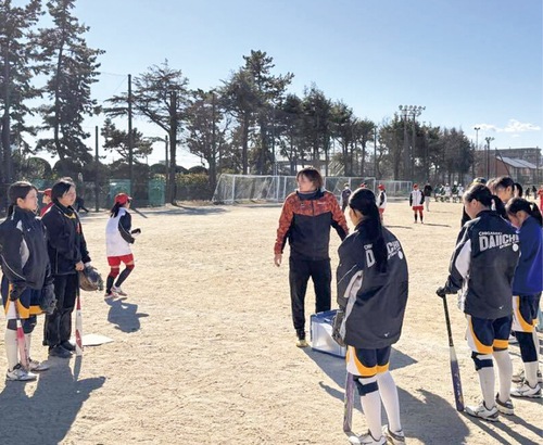 指導する倉本さん（中央）