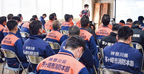 整備士の講義に耳を傾ける市消防の職員たち＝17日、茅ヶ崎市消防署