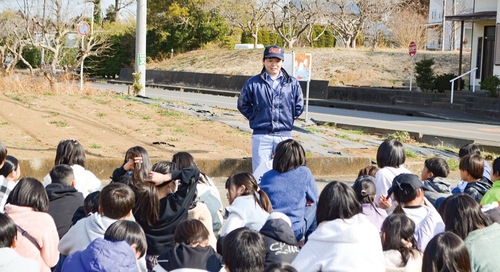 金子さんの話を聞く児童