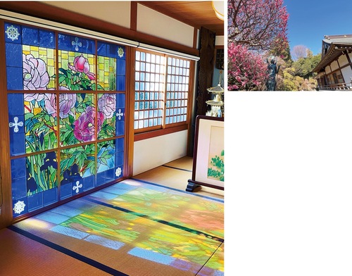 左／本堂のステンドグラス、右／境内に咲く紅梅