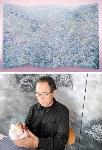 （上）美と春をテーマに描かれた屏風絵（下）招き猫に絵付けする岡田さん＝提供