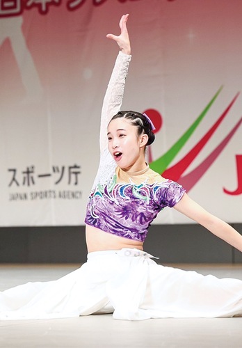 全国大会で演技する福地さん＝提供