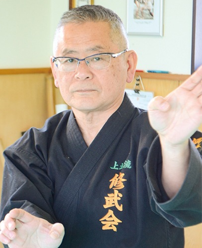 熊本出身、中央大卒。ＮＴＴデータ関連会社執行役員を経て市議に。故アントニオ猪木氏の遠い親戚。