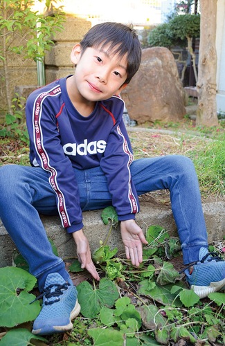 大好きな植物を前に笑顔を見せる鈴木くん