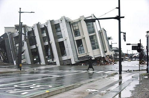 山本さんが撮影した輪島市の倒壊したビル＝提供