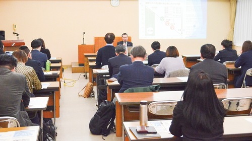 樋口社長の講演に聞き入る参加者＝２月20日、茅ヶ崎商工会議所