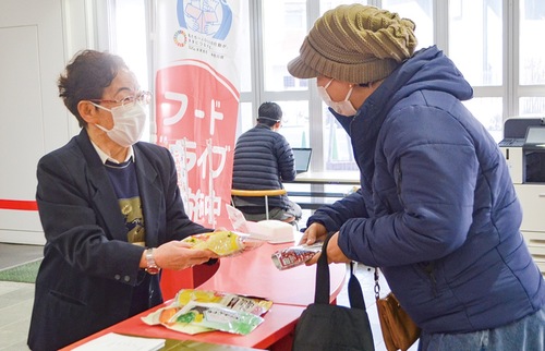 食材を持参した地域住民。窓口での対話も交流が生まれるきっかけに