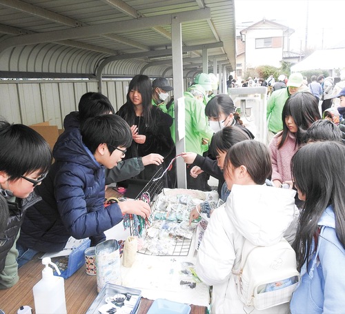 公民館まつりの販売の様子＝提供