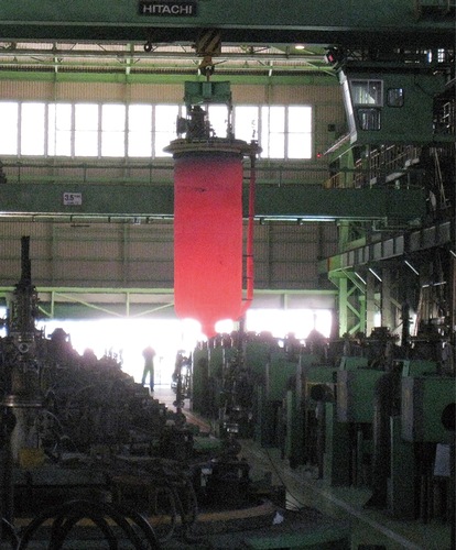 約1000度に熱せられた反応容器＝提供