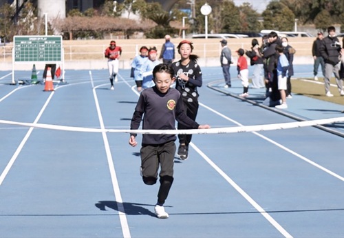 ゴールテープを切る選手＝提供