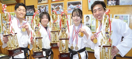 左から中川友太さん、大島寛子さん、小泉愛さん、平間陽太さん