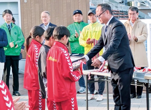 表彰状を受け取る選手たち＝提供