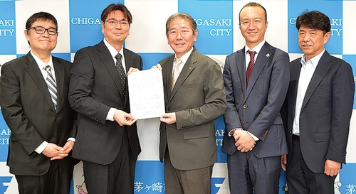 要望書を渡す坂巻会長（左から２人目）