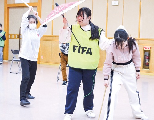 殺陣演技の指導のもと、稽古に励む出演者＝３月、茅ヶ崎市コミュニティホール