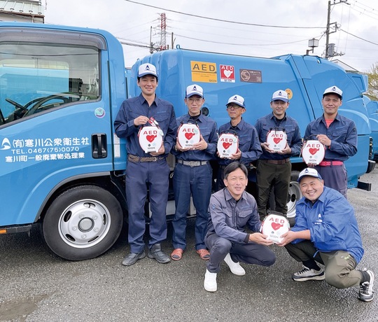 搭載されているＡＥＤをもつ従業員