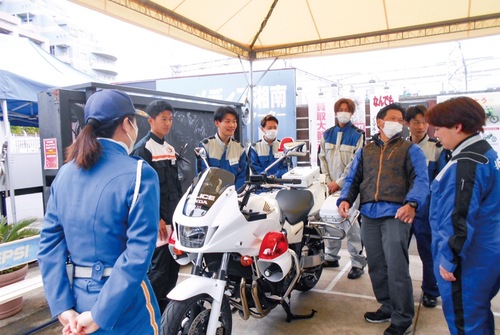 同社新入社員向けにも改めて交通安全を伝えた＝提供