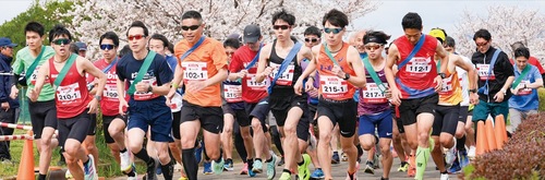 一斉にスタートする選手たち＝寒川町提供