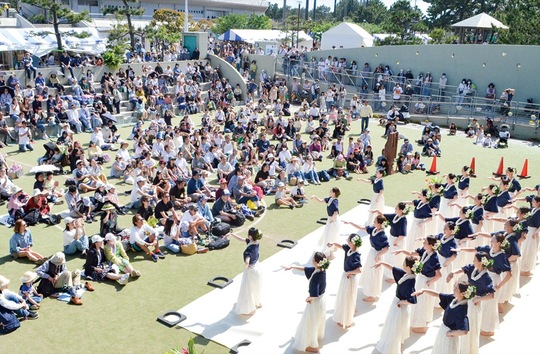 うみかぜテラスでのステージ＝昨年