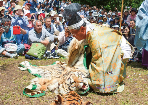 過去の座問答の様子＝寒川神社提供