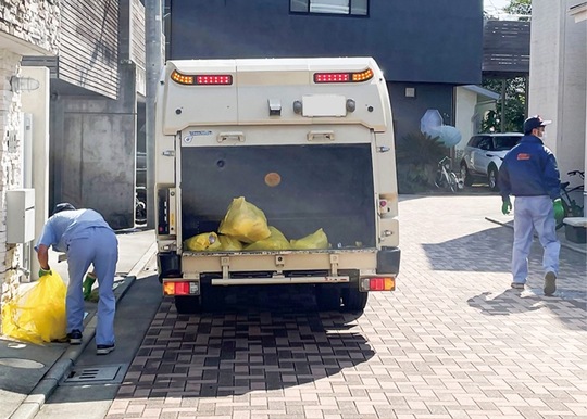 戸別収集のようす＝提供