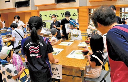 昨年大盛況だった豆つかみゲーム＝提供